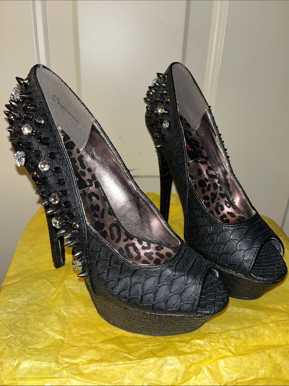 Dollhouse Black Studded Peep-Toe Platform Pumps Stiletto women’s shoes Sz 6